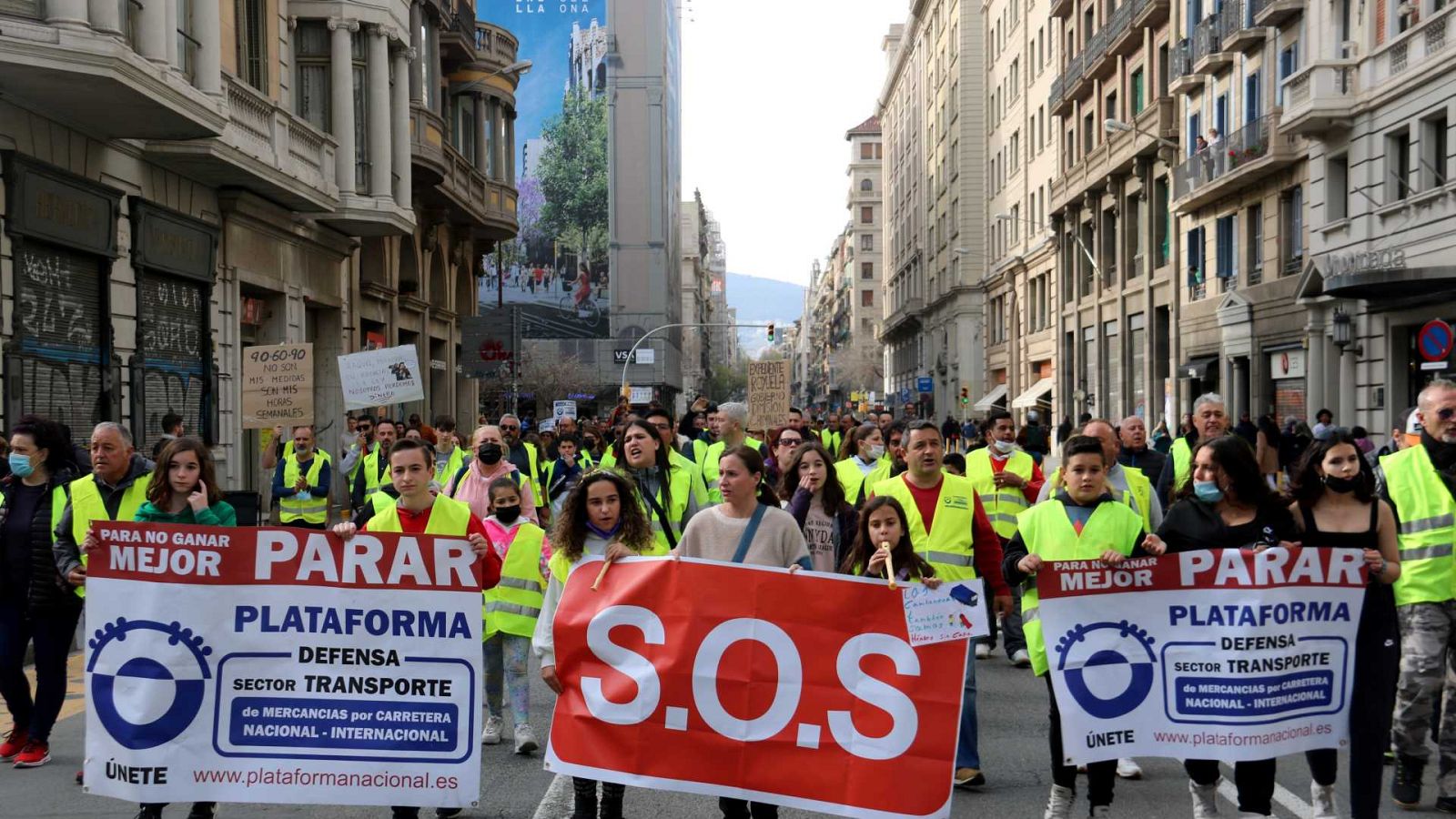 Els camioners i les seves famílies es manifesten a la Via Laietana de Barcelona