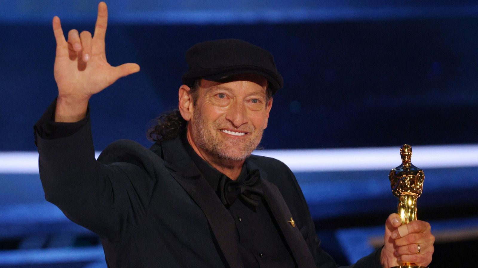 Troy Kotsur con su Oscar al mejor actor secundario por 'CODA'