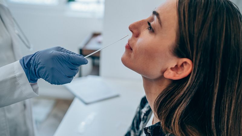 La nueva estrategia COVID siembra dudas entre médicos y expertos: "No se dan las condiciones"