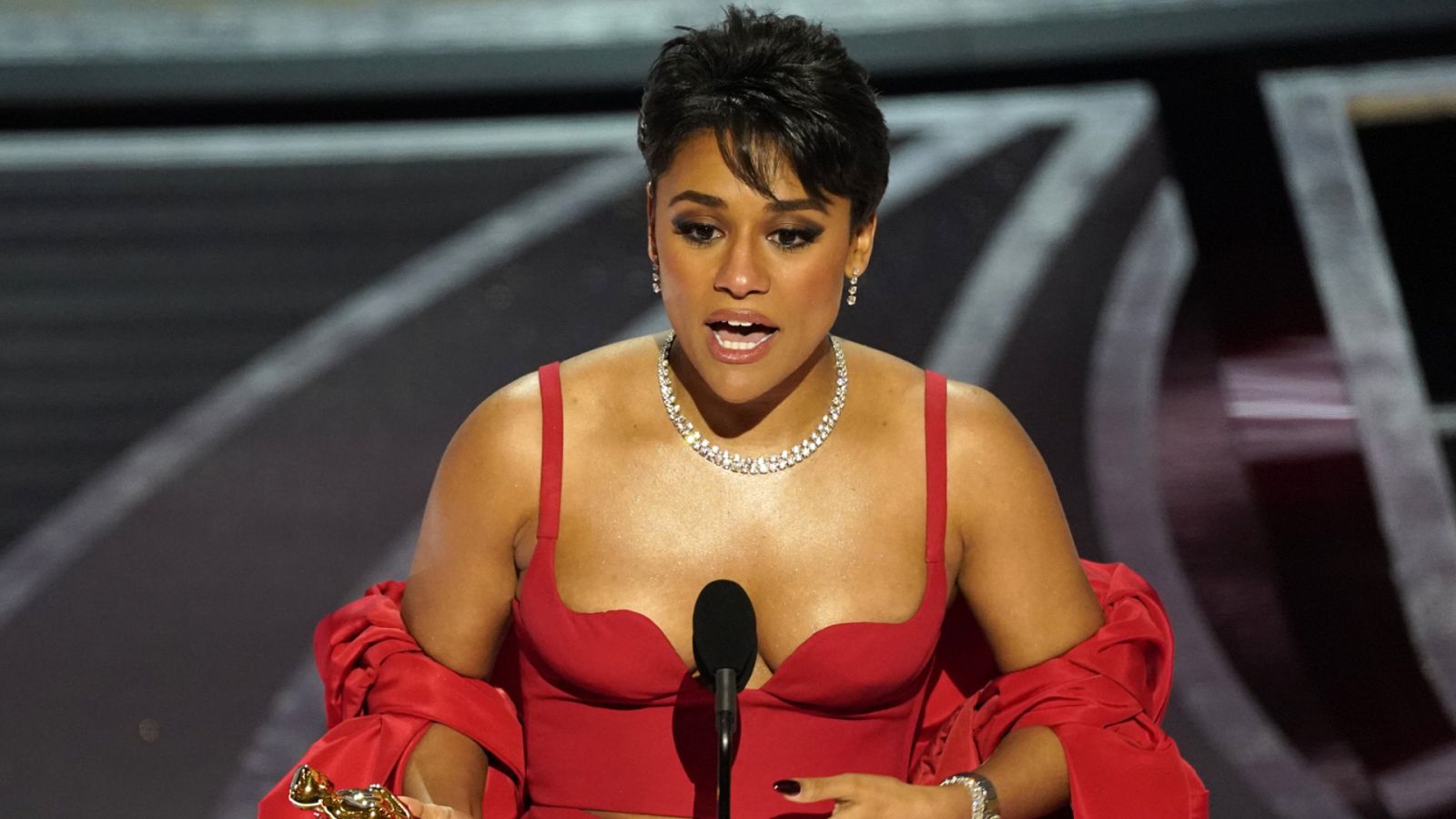 La actriz Ariana DeBose durante su discurso en los Premios Oscar 2022