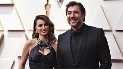 Penélope Cruz terminó la fiesta de los Oscar 'colgando' a Bardem y Almodóvar como dos jamones