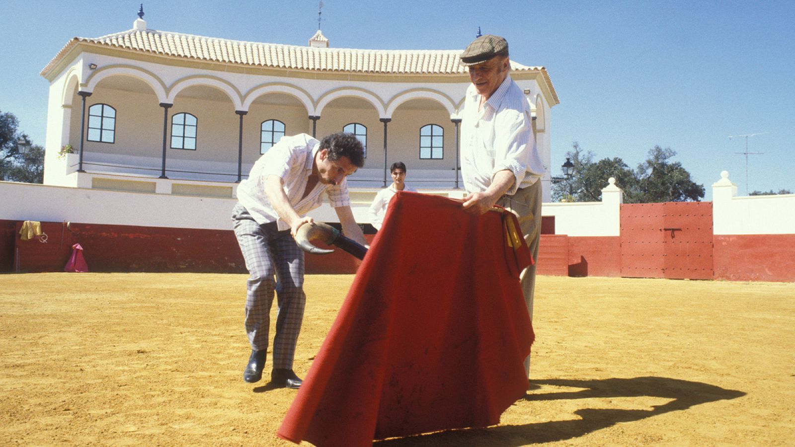 Búfalo (El Brujo) y Juncal (Paco Rabal) ensayan en la plaza en esta escena de la serie Juncal