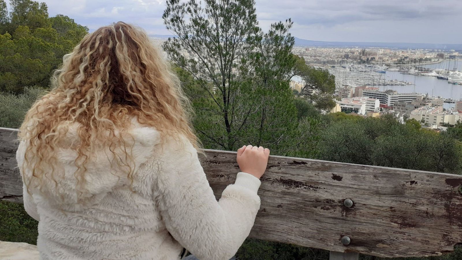 Sonia mirando a Palma