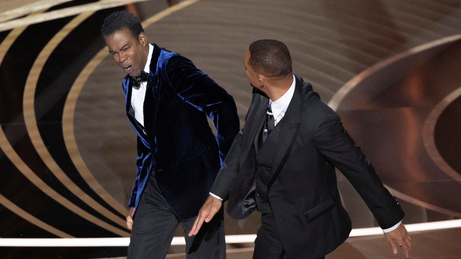 El actor Will Smith (dcha.) abofetea al humorista Chris Rock