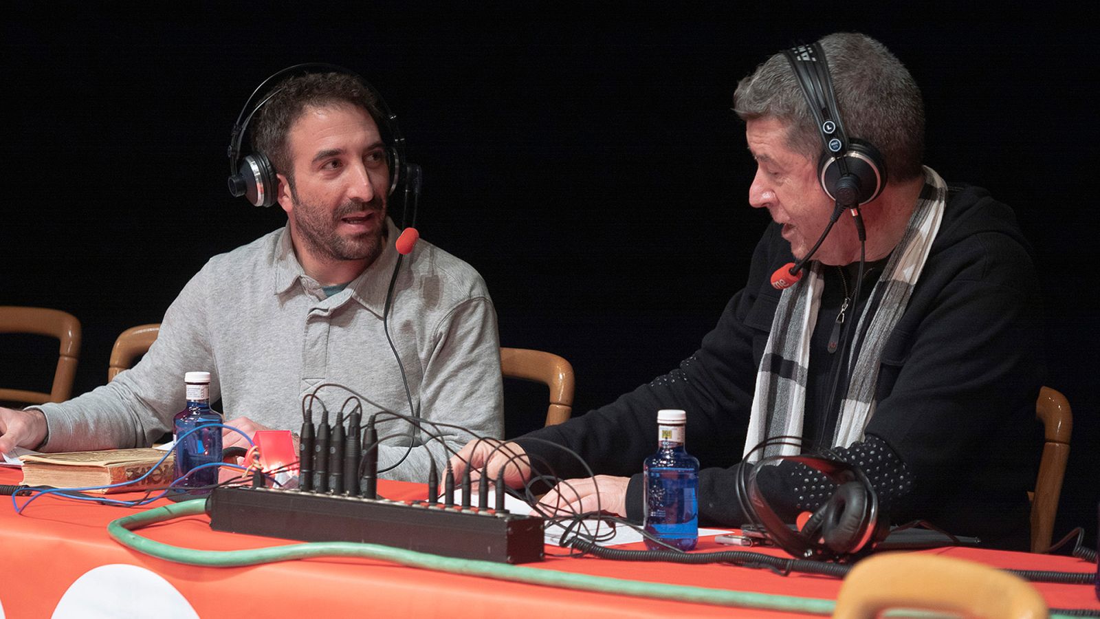 Daniel Broncano, director artístico de la SMR, y Carlos Santos, presentador de 'Entre dos luces'.