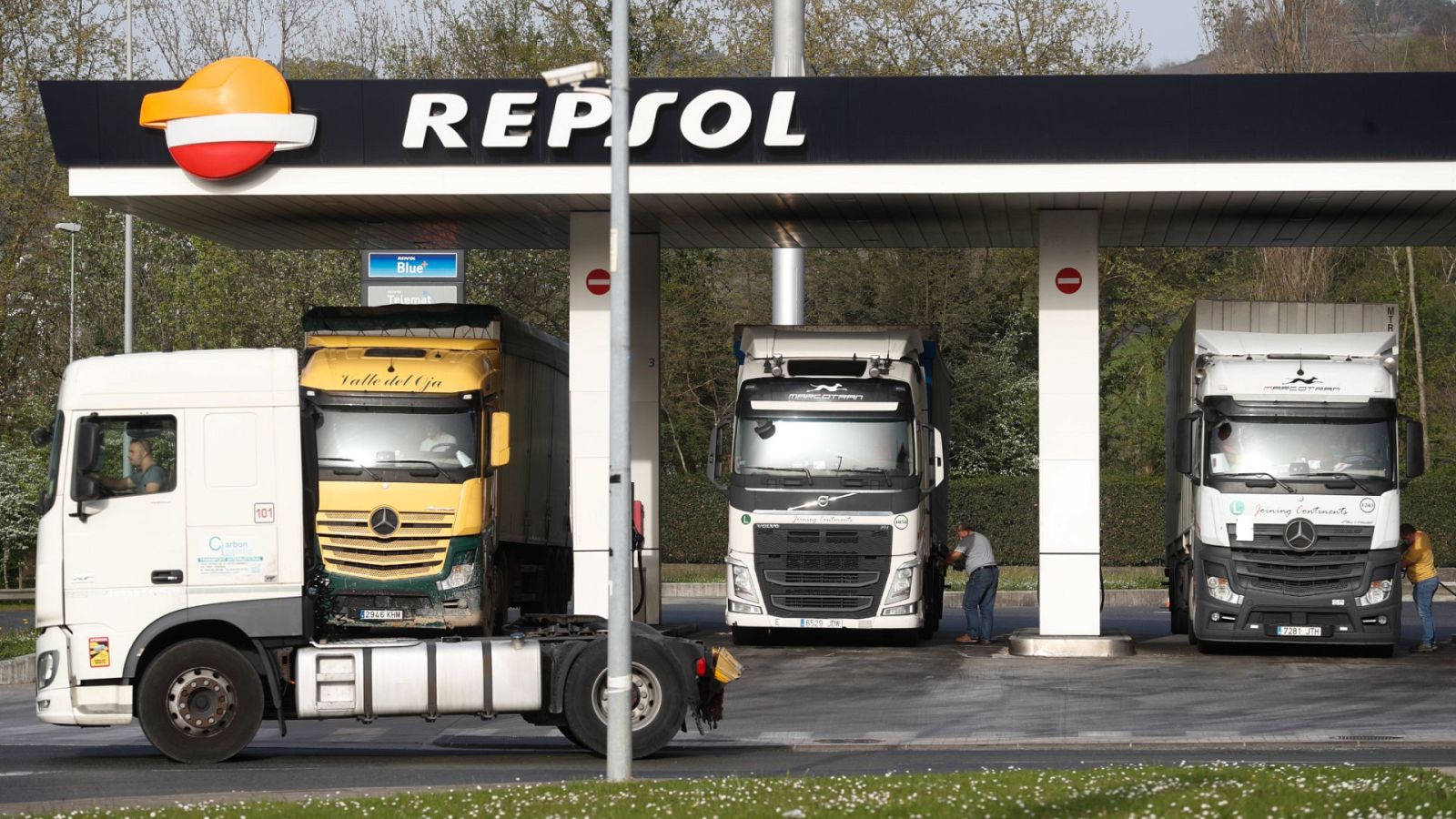 Varios camioneros repostan en la zona fronteriza de Behobia en Irun