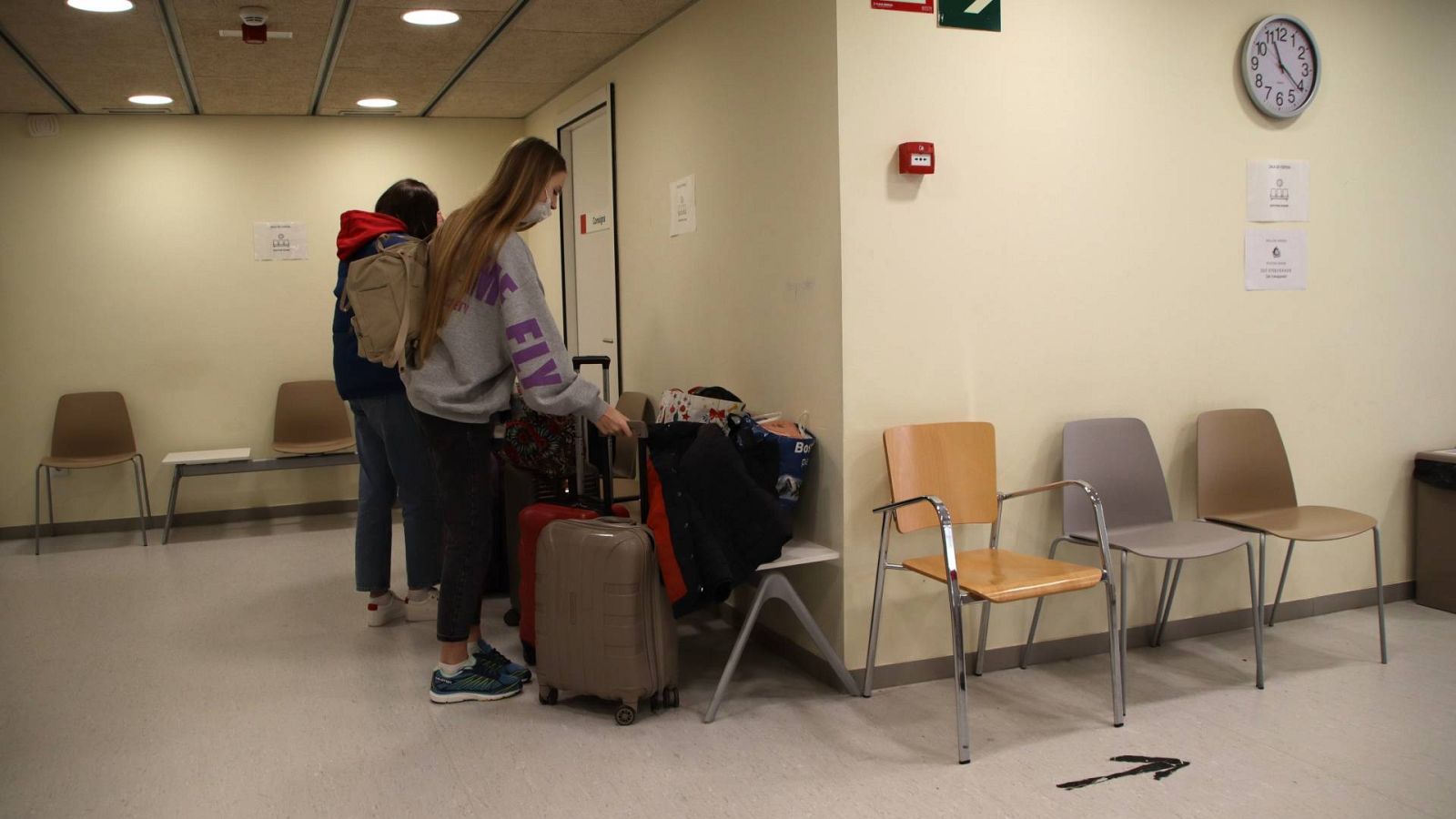 Un grup de dones ucraïneses marxa de l'equipament de Dos de Maig després de passar-hi la nit