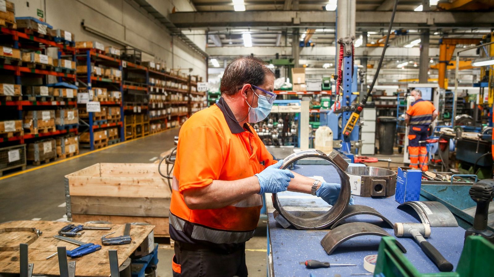 Un trabajador en una fábrica de Madrid