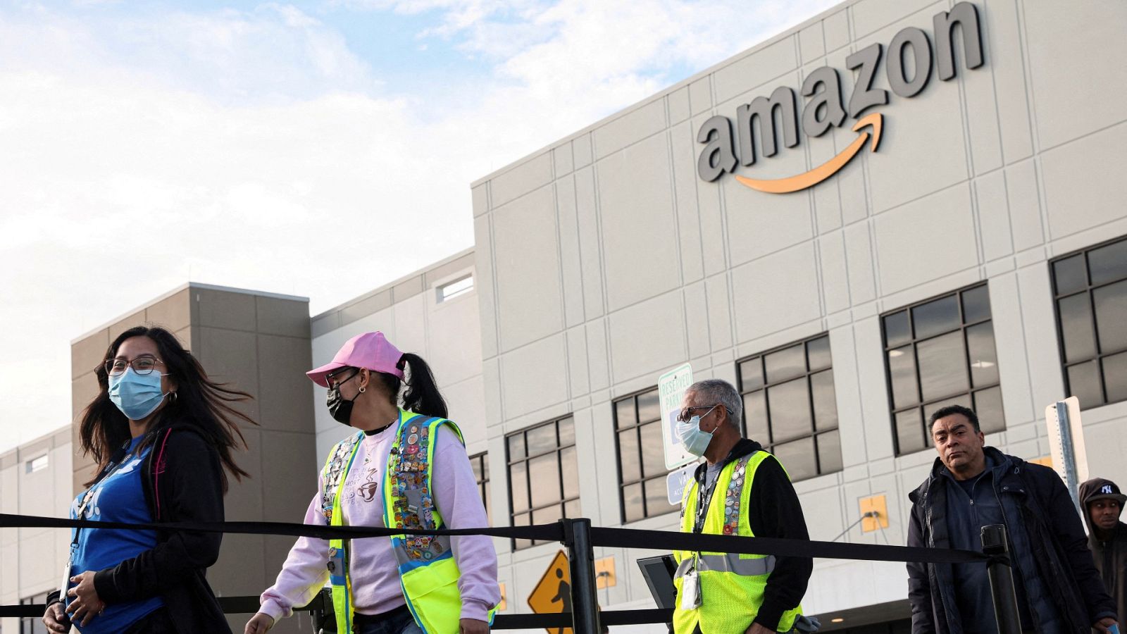 Trabajadores del centro de distribución de Amazon JFK8 en Staten Island, Nueva York