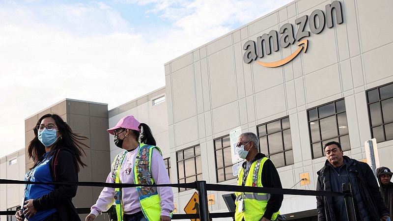 Los trabajadores de un centro de Amazon en Nueva York formarán el primer sindicato de la compañía