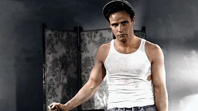 Sudada y sucia, la camiseta de Marlon Brando en 'Un tranv�a llamado Deseo' es la prenda m�s sexi