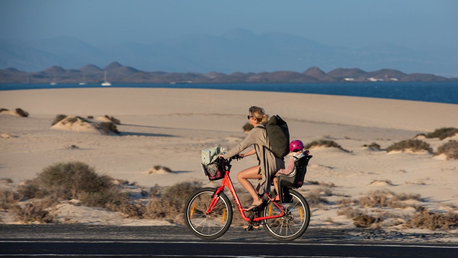 Turistas en las Grandes Playas de Corralejo, en el municipio de La Oliva, Fuerventura