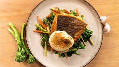 Idea para una cena ligera y saludable: receta de dentón con muselina y verduritas marinadas