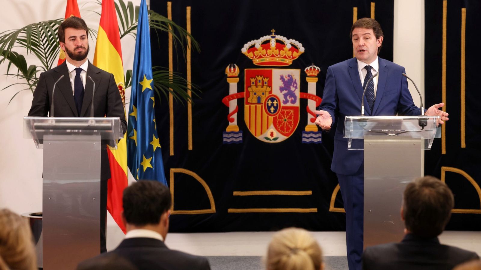 El líder de Vox en Castilla y León, Juan García-Gallardo (i) y el presidente en funciones de la Junta de Castilla y León, Alfonso Fernández Mañueco (d)