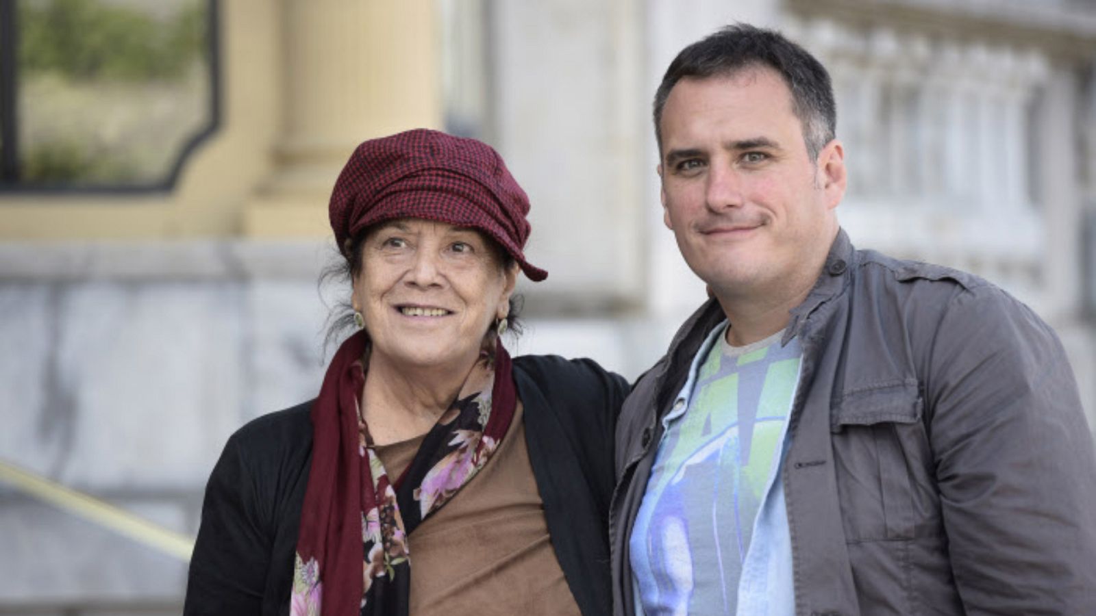 La actriz Terele Pávez junto a su hijo Carolo Ruiz