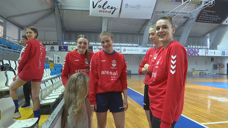 Sete xogadoras ucra�nas de voleibol est�n acollidas polo club Emev� de Lugo, que lles d� manutenci�n e aloxamento 