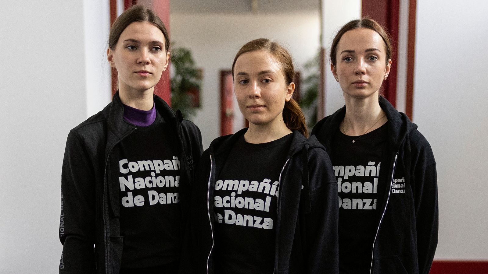De izquierda a derecha Anastasia Kovalevska, Kateryna Chupina y Lisa Semenenko, tres de las bailarinas acogidas en la CND.