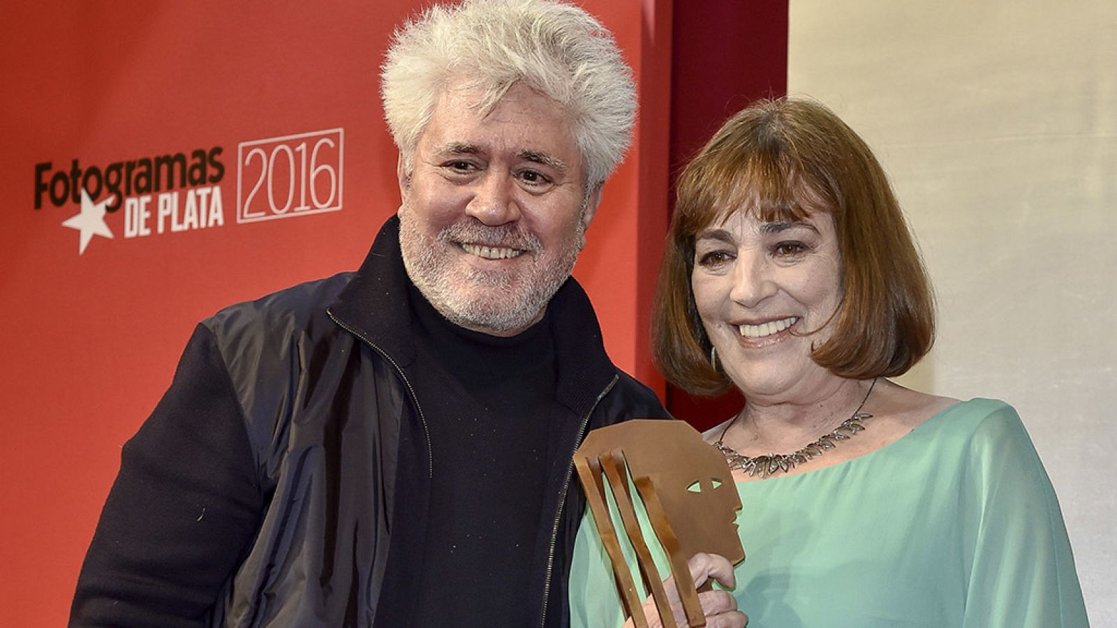 Pedro Almodóvar y Carmen Maura durante la gala Fotogramas de Plata 2016