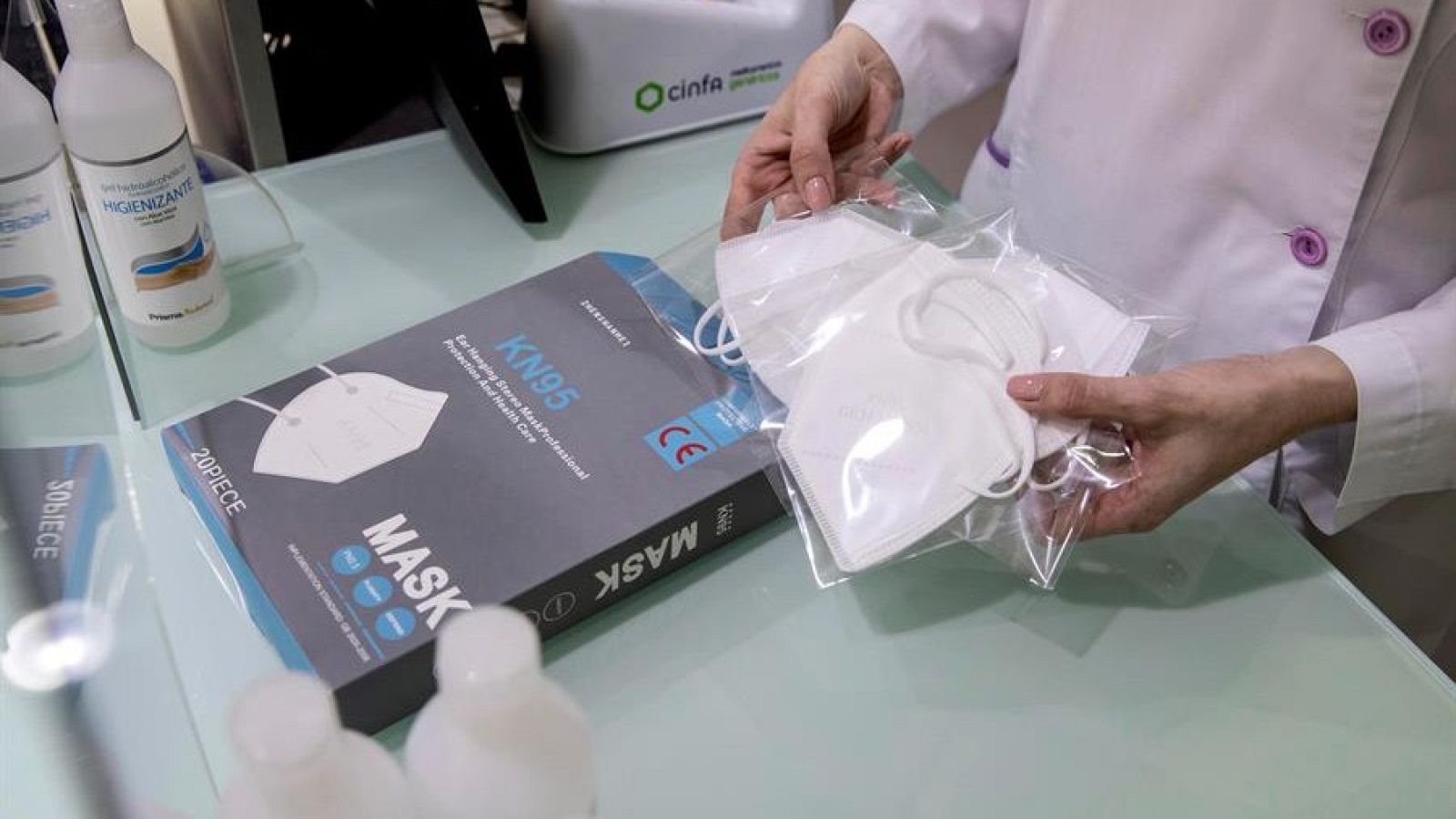 Una empleada de farmacia de Murcia, despacha una mascarilla KN95 a una clienta