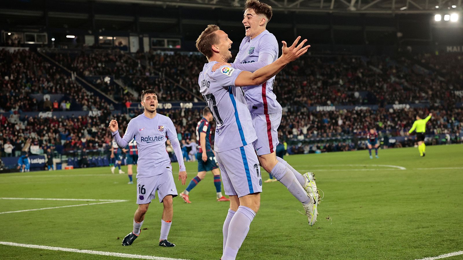 Los jugadores del Barça celebran el gol de De Jong en su partido frente al Levante.