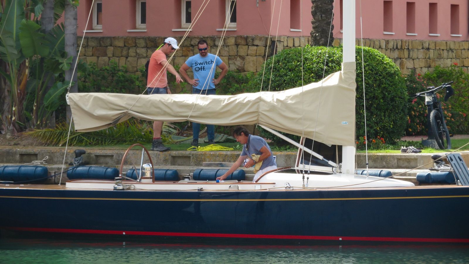 Luis Medina (con camiseta salmón) junto a su yate "Feria" en Sotogrande