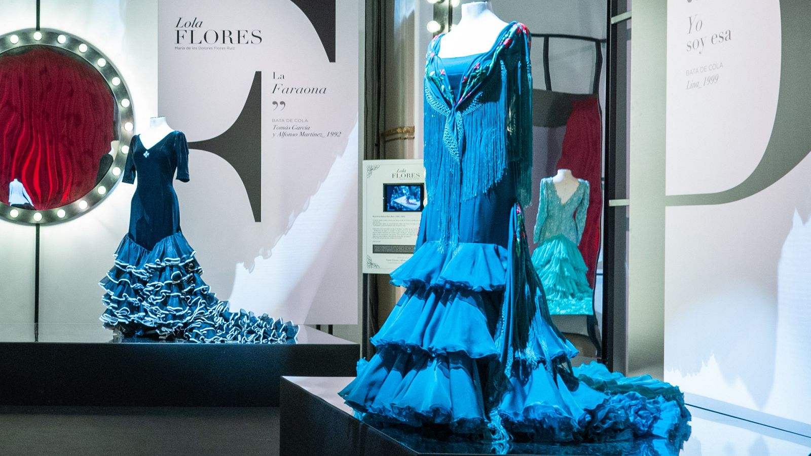 Exposición homenaje a la bata de cola en Madrid