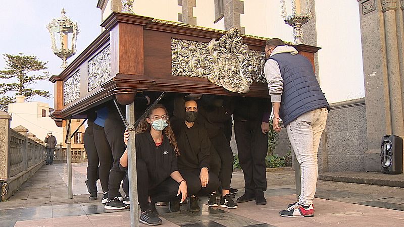 24 mujeres cargan el Cristo de la Buena Muerte en Gran Canaria