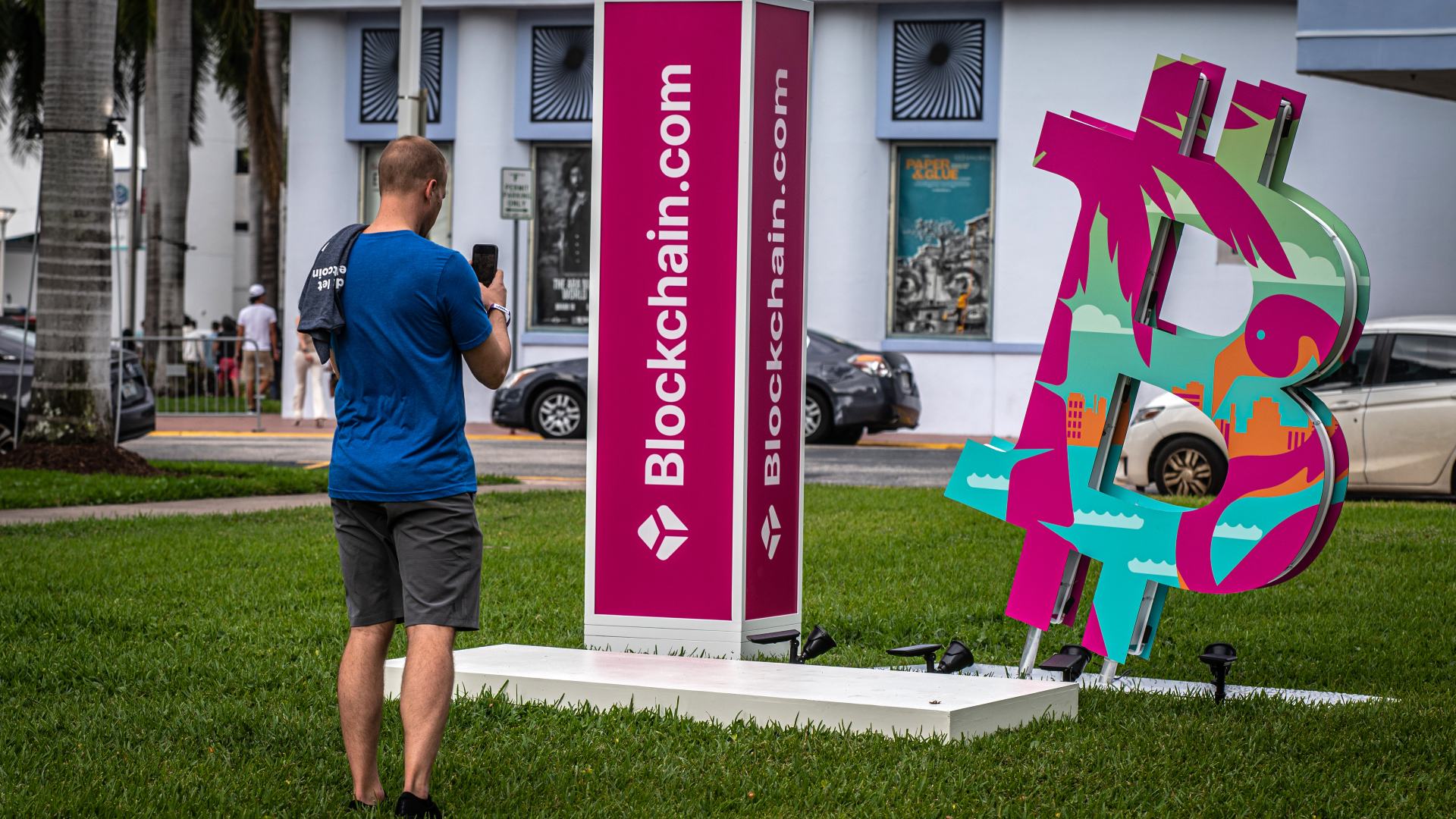 Miles de jóvenes se reúnen en Badalona para asistir a un congreso  organizado por una empresa acusada de estafa piramidal