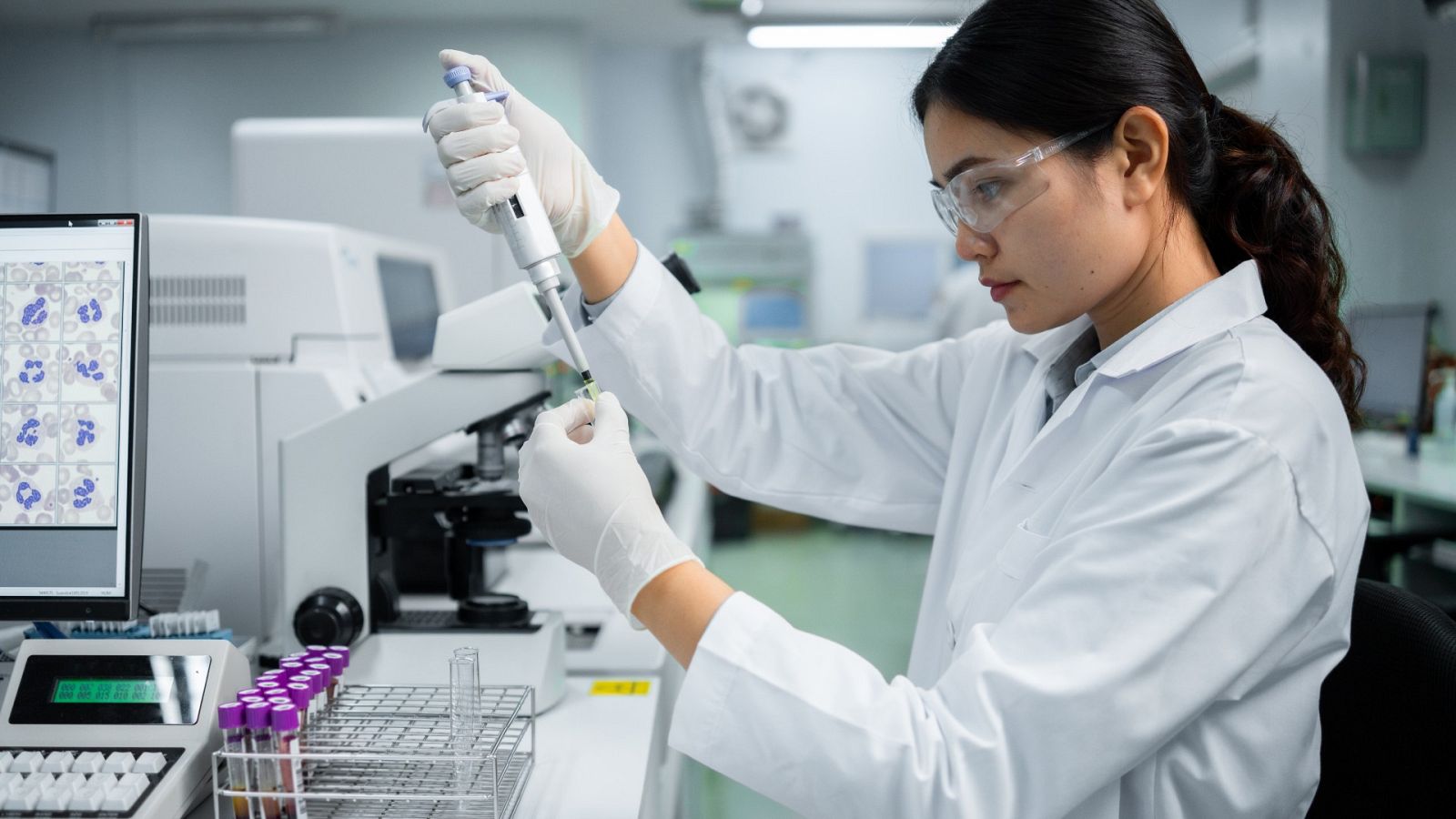 Una científica analiza muestras en una imagen de archivo