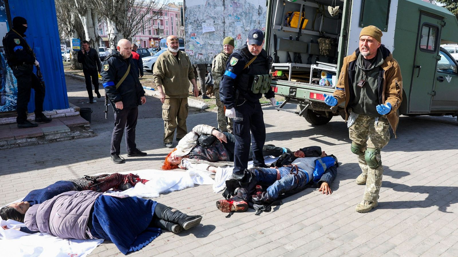 Los servicios de emergencia atienden a fallecidos y heridos después del ataque a Kramatonsk
