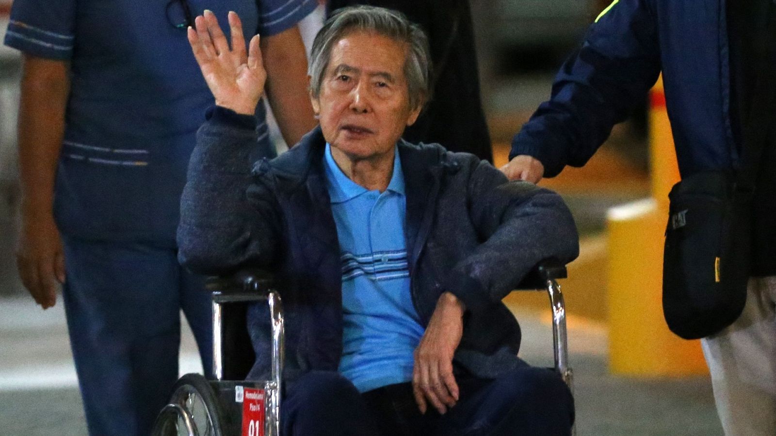 Alberto Fujimori saluda a sus simpatizantes tras salir de la Clínica Centenario en Lima (04/01/2018)