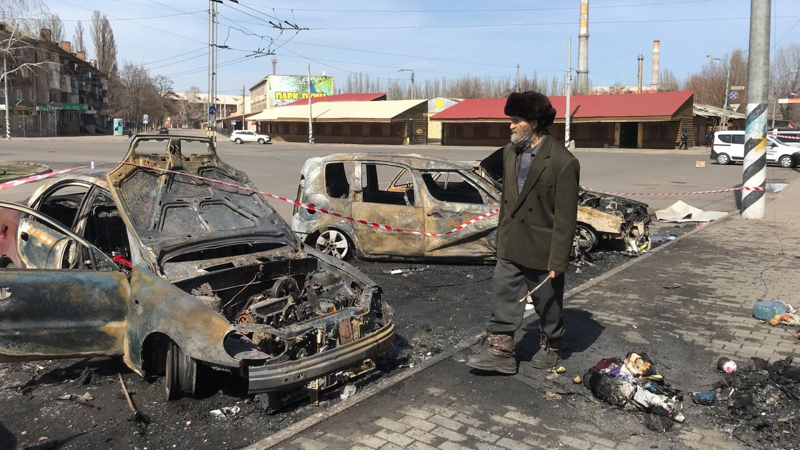 Un hombre camina junto a coches quemados tras el ataque a la estación de tren de Kramatorsk, Ucrania.