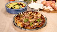 Los Torres le dan la vuelta a la tarta Tatin con esta versión salada de cebolla y salsa de queso