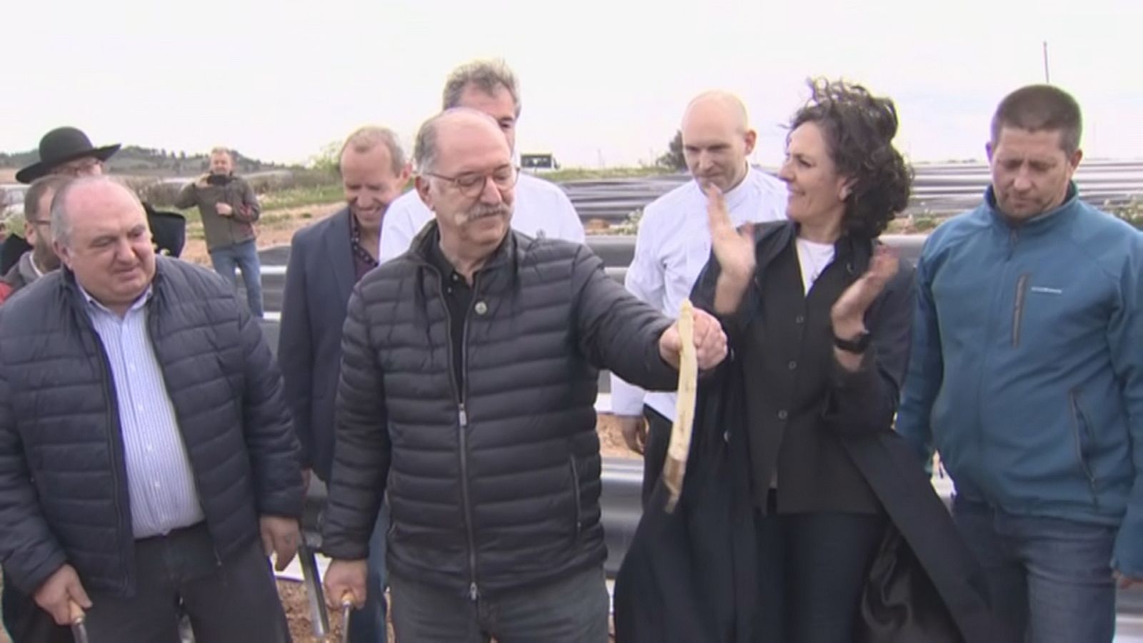 Pedro Subijana, encargado de cortar el primer espárrago