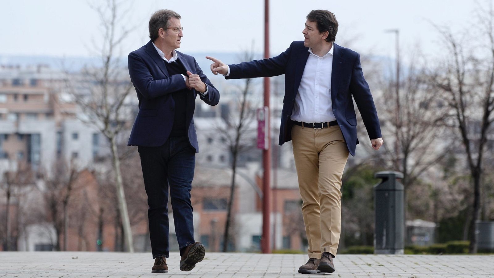 El líder del PP, Alberto Núñez Feijóo (i), y el presidente de Castilla y León, Alfonso Fernández