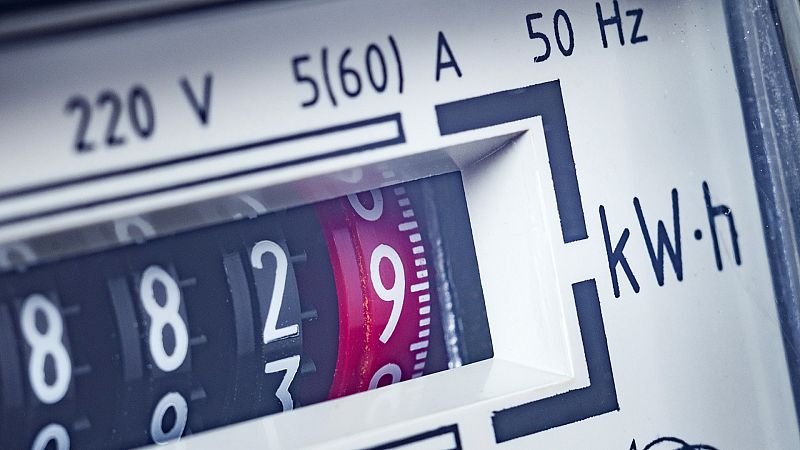 La luz baja este domingo un 28% hasta 111,35 euros/MWh, su precio más bajo de 2022