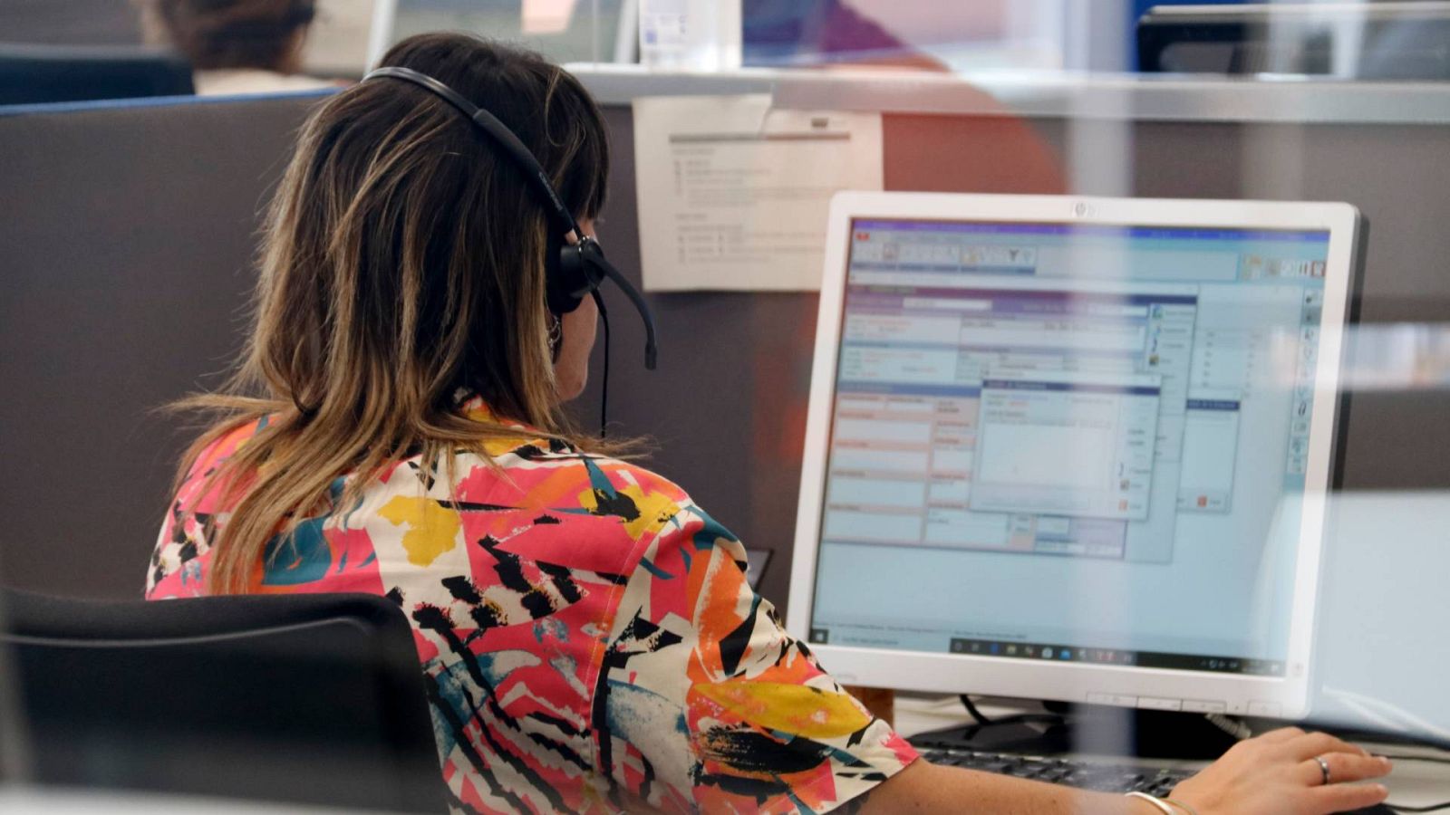 Una operadora atén trucades dels usuaris