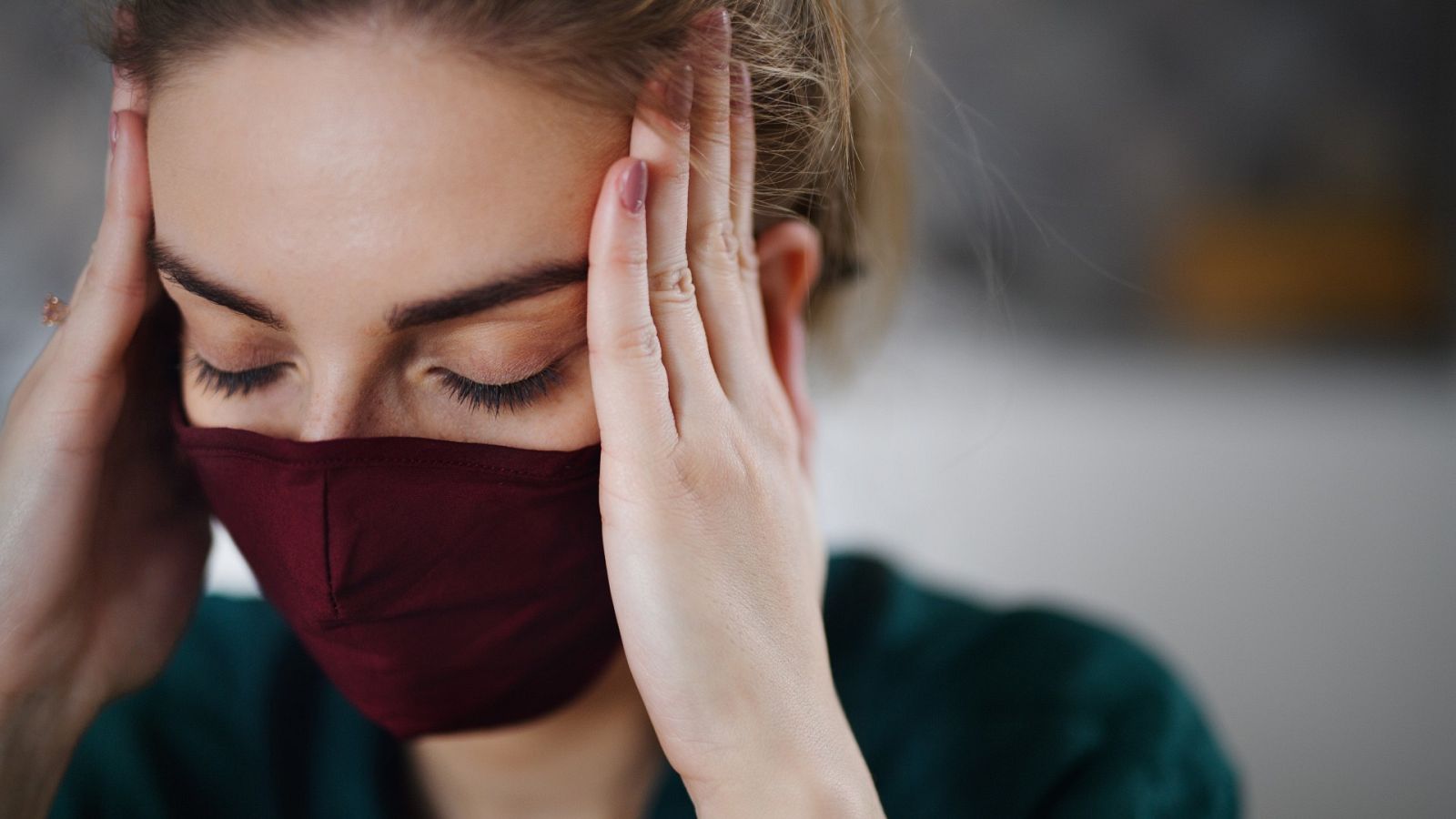 Una mujer con dolor de cabeza