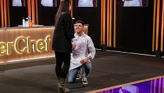 Adrián cumple su promesa y le pide la mano a su novia en MasterChef
