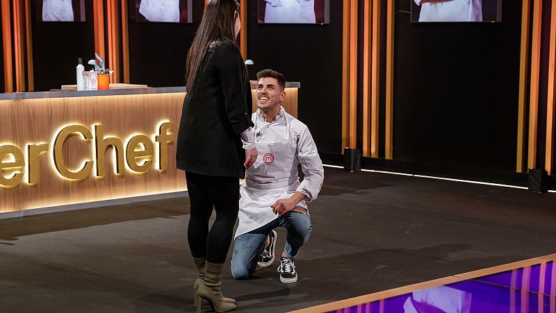 Adrián cumple su promesa y le pide la mano a su novia en MasterChef