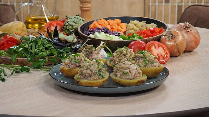 Cocina de aprovechamiento: receta de caldo de cocido con patatas rellenas