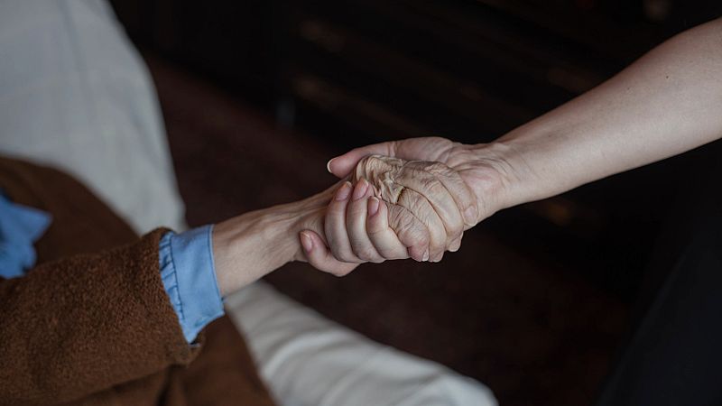 Las dos caras de la dependencia: casi 100.000 personas más atendidas pero 46.300 murieron en lista de espera