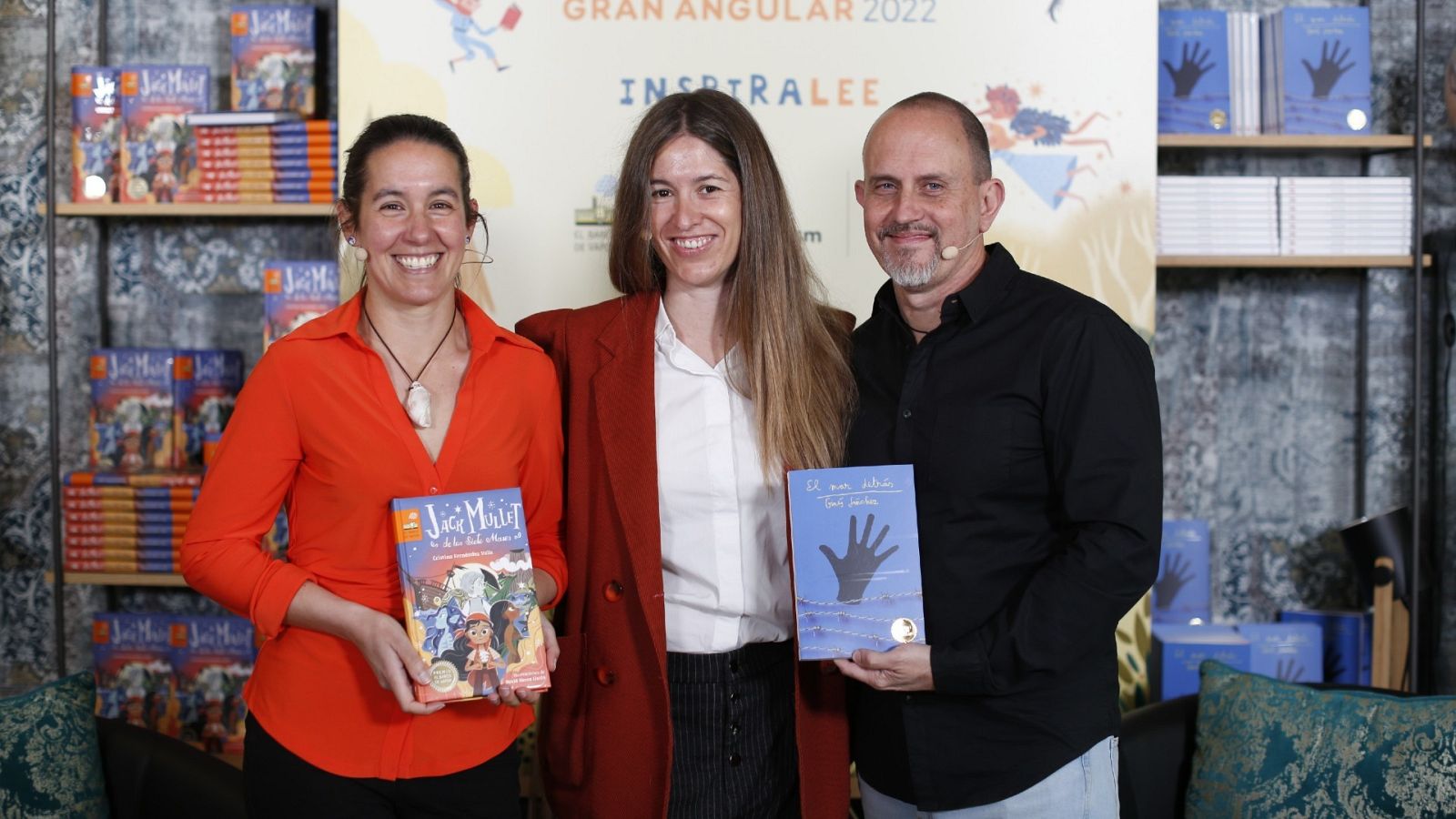 Los ganadores de los Premios SM 2022 junto a Nuria Labari