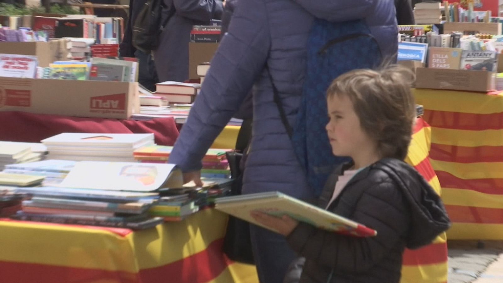 A Maó ja han muntat les paradetes de Sant Jordi aquest divendres