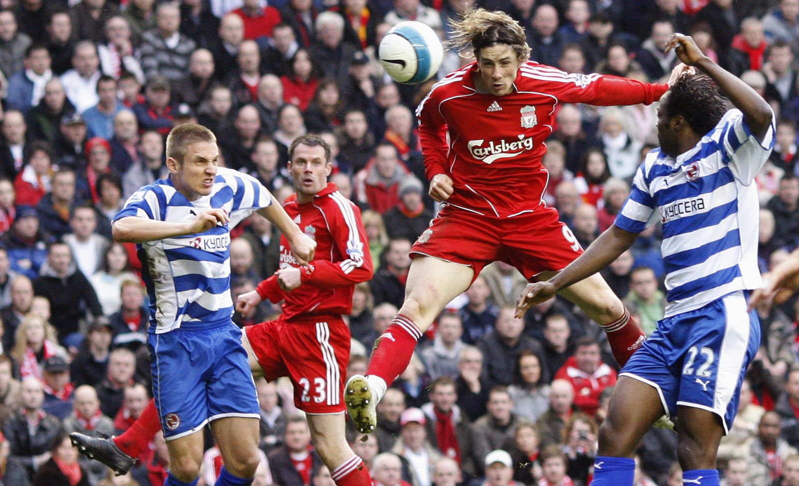Fernando Torres, ante la mirada de su compañero Jamie Carraguer