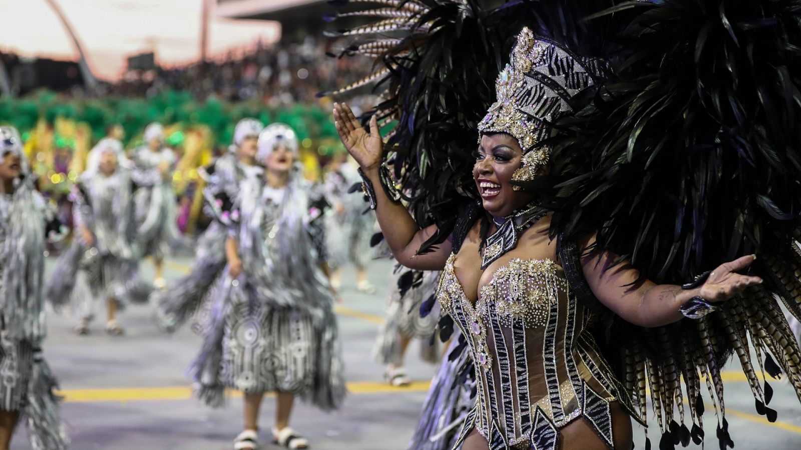 Integrantes de la escuela de samba del Grupo Especial Acadêmicos do Tatuapé desfilan durante la celebración del carnaval