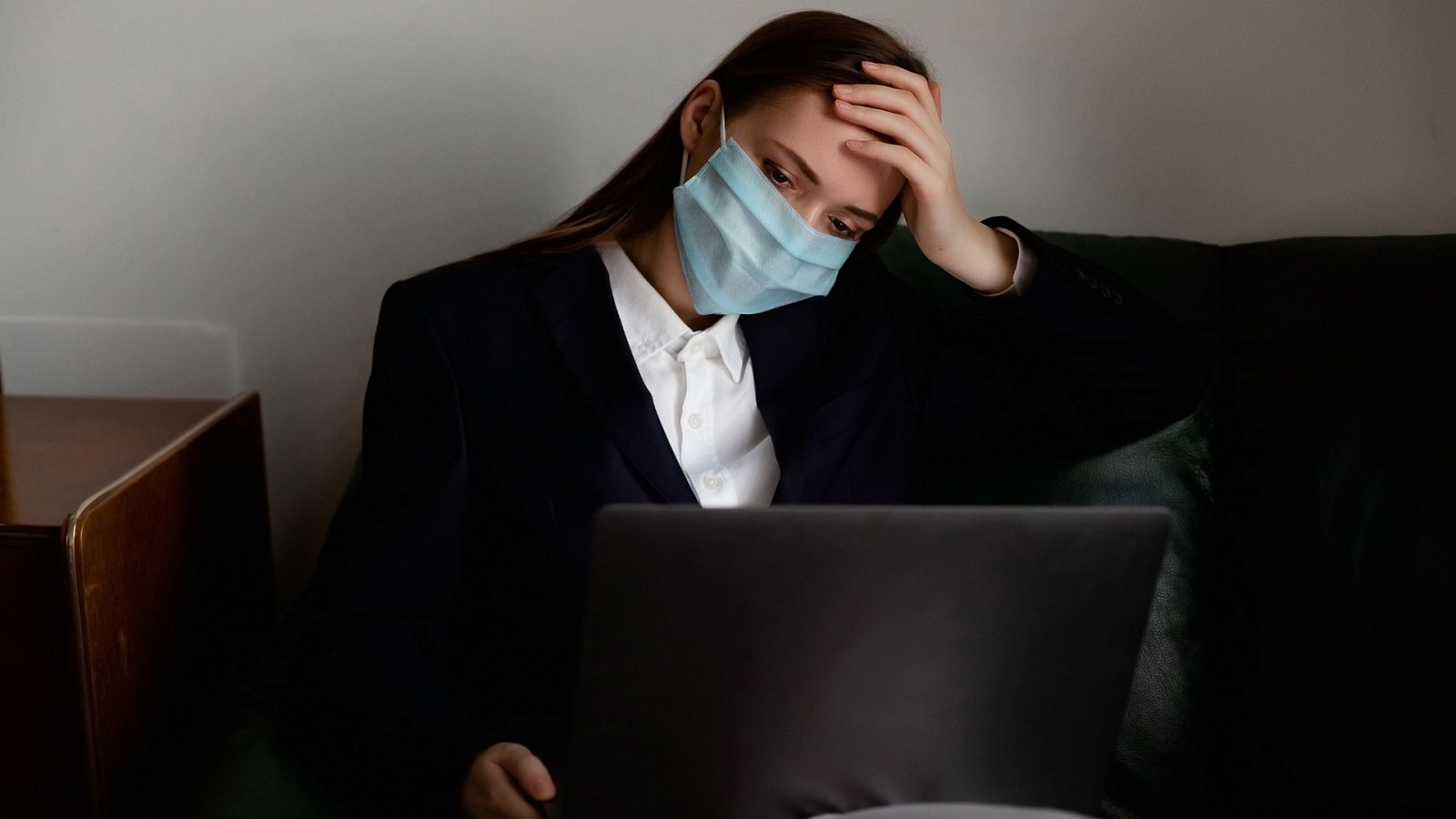 Una joven buscando trabajo en internet.