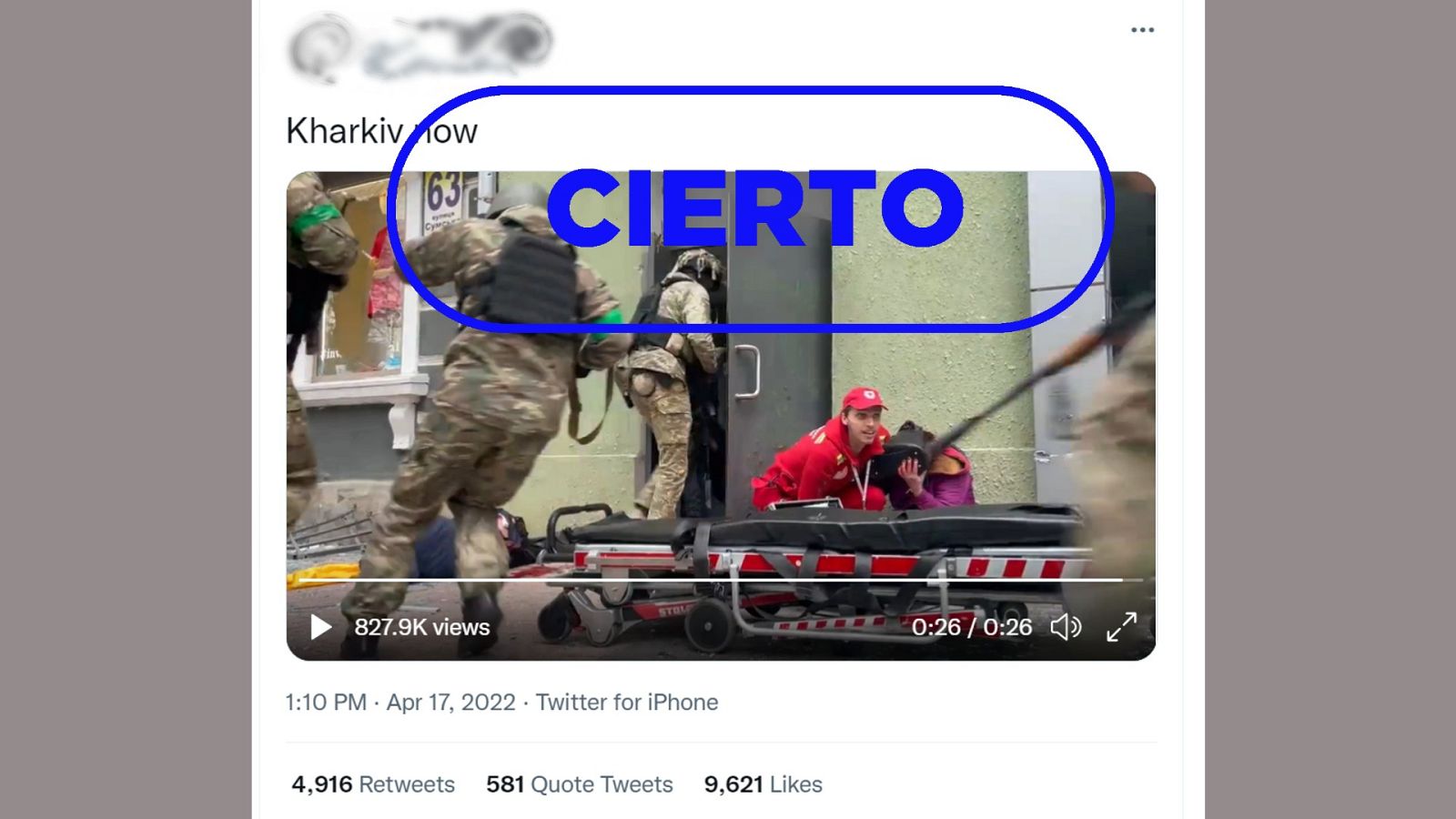 Imagen del vídeo que muestra al voluntario de Cruz Roja Denis Petrenko protegiendo a una mujer herida durante un ataque en Járkov