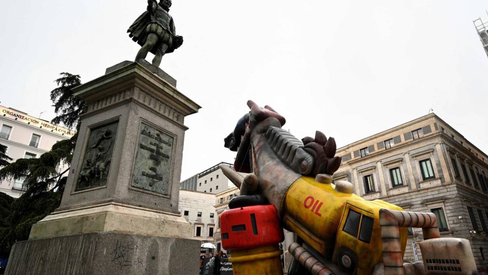 Ecologistas en Acción denuncia frente al Congreso el "lavado verde" de los combustibles fósiles