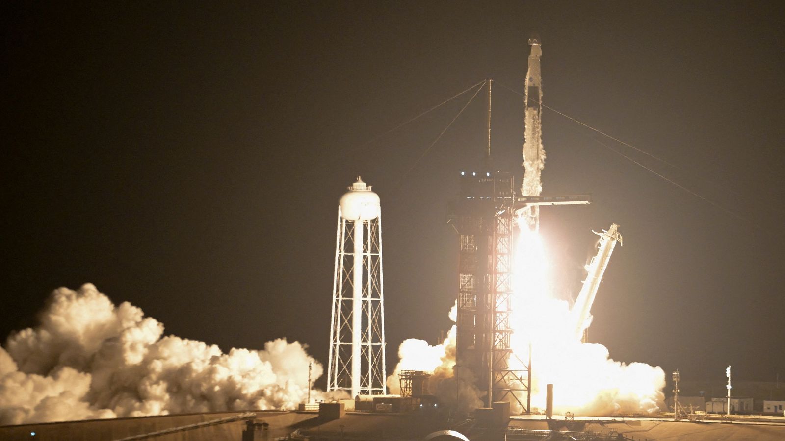 Momento en el que el cohete Falcon 9 despega de Cabo Cañaveral.